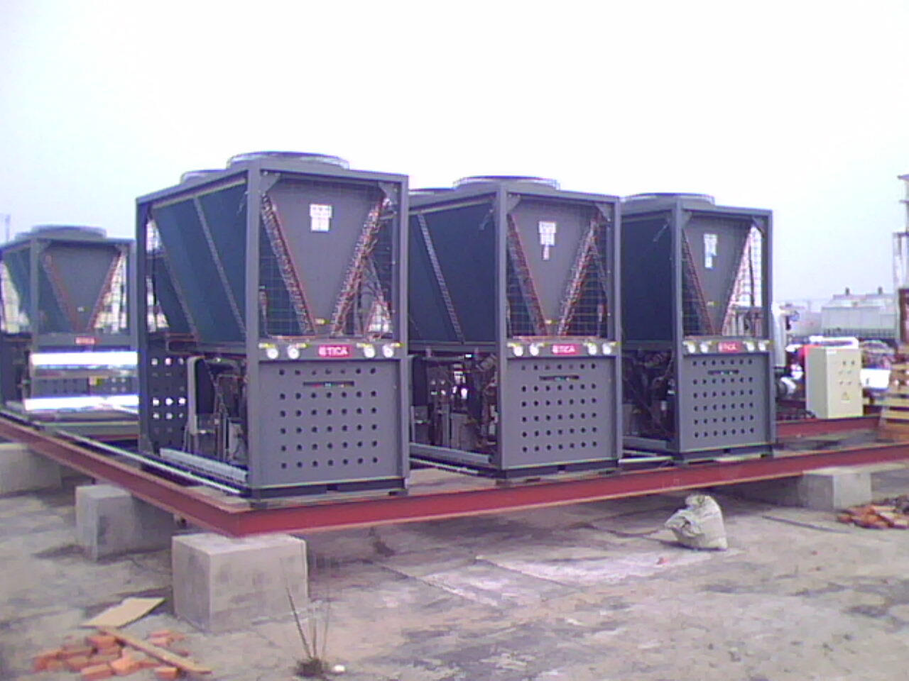 昆山某有限公司 MOTO区中央空调工程模块主机及水管